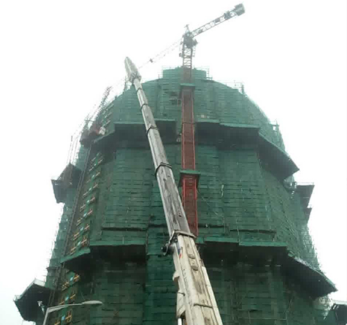 阿拉尔吊车在工地上作业